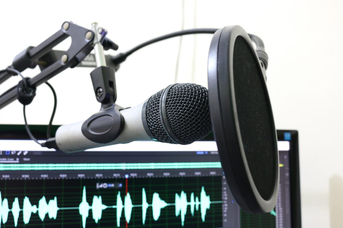 microphone 2170045 1920 Best Naturopathic & Clean Eating Podcasts